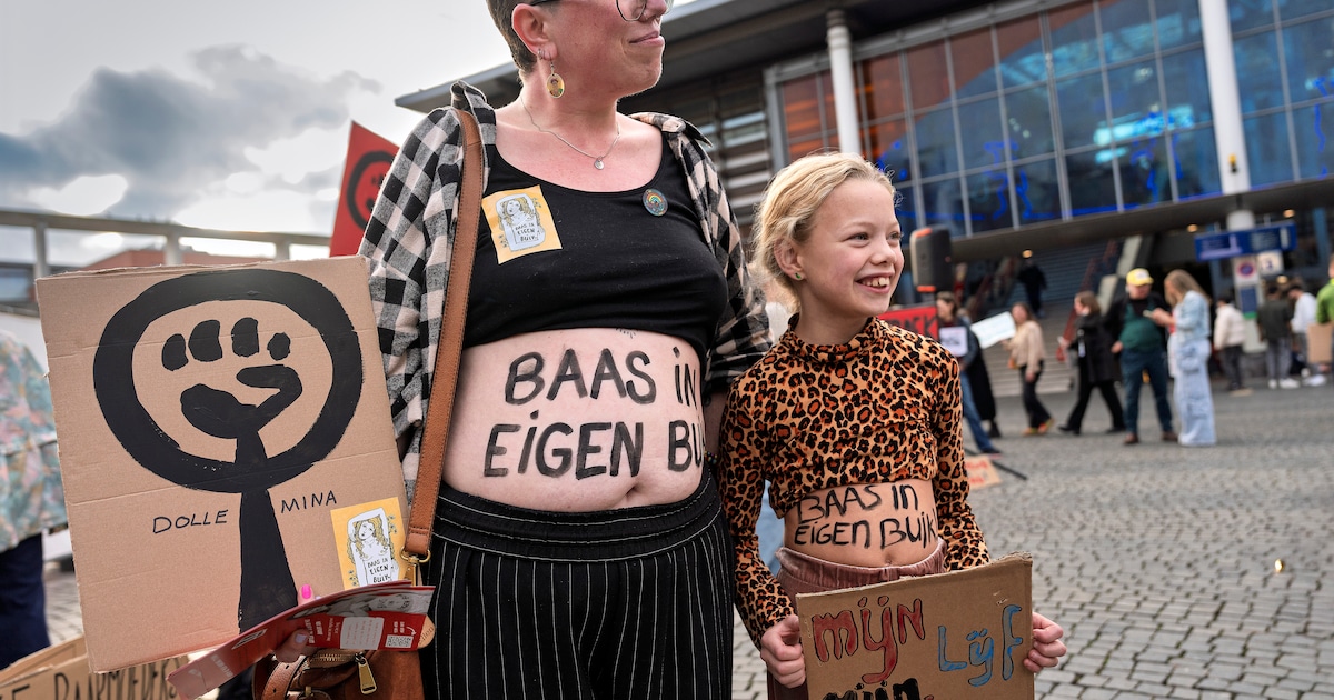 Buik vooruit tijdens actie vóór abortus, Dolle Mina's laten weer van zich horen
