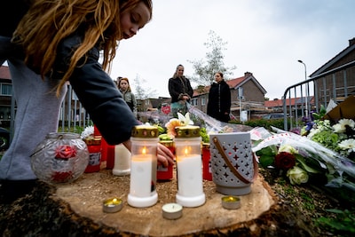 Tilburgse school houdt wake met klasgenootjes en ouders voor verongelukte Anne-Roos (10): ‘Vakantie of niet, we moesten nu iets doen’