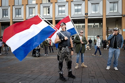 Je ziet de Nederlandse vlag, je herkent ’m, je voelt je ‘wij’, maar demonstranten veranderen nu die ‘wij’