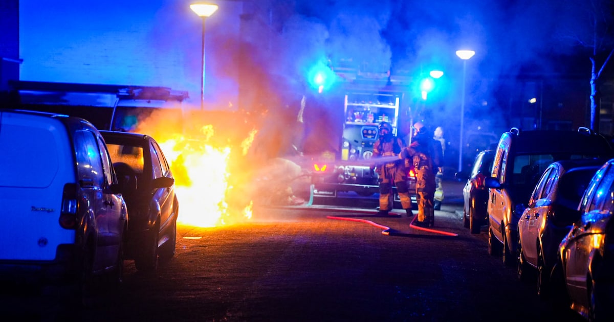 Auto volledig uitgebrand in Den Bosch: politie onderzoekt brandstichting