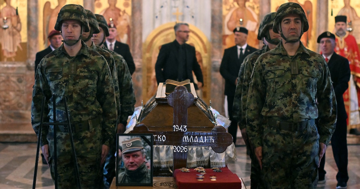 duizenden-servi-rs-nemen-in-kerk-afscheid-van-oorlogsmisdadiger-ratko