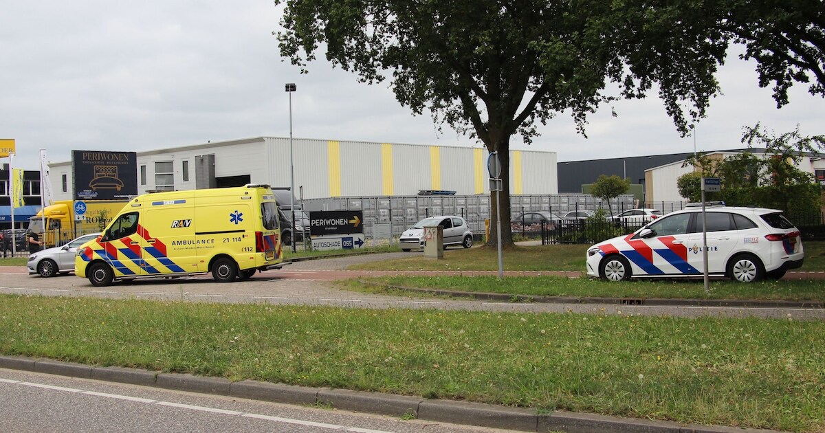 Flinke botsing tussen twee autos in Nijmegen, beide bestuurders naar ziekenhuis.