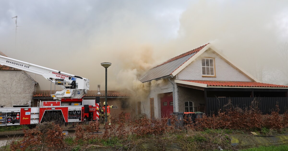 Fikse schuurbrand met grote rookontwikkeling in Macharen, nablussen kan nog enige tijd duren