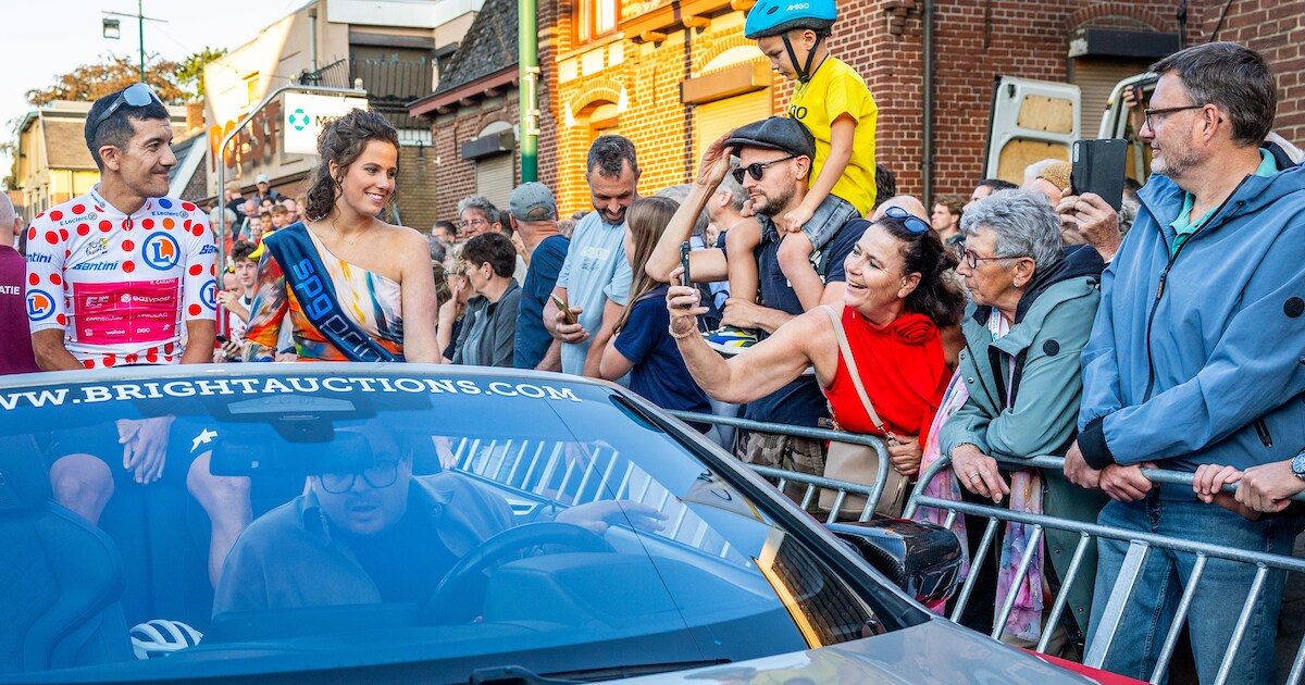 Wielergekte! Duizenden fans in Boxmeer omarmen een Ecuadoraan in de bolletjestrui | Foto