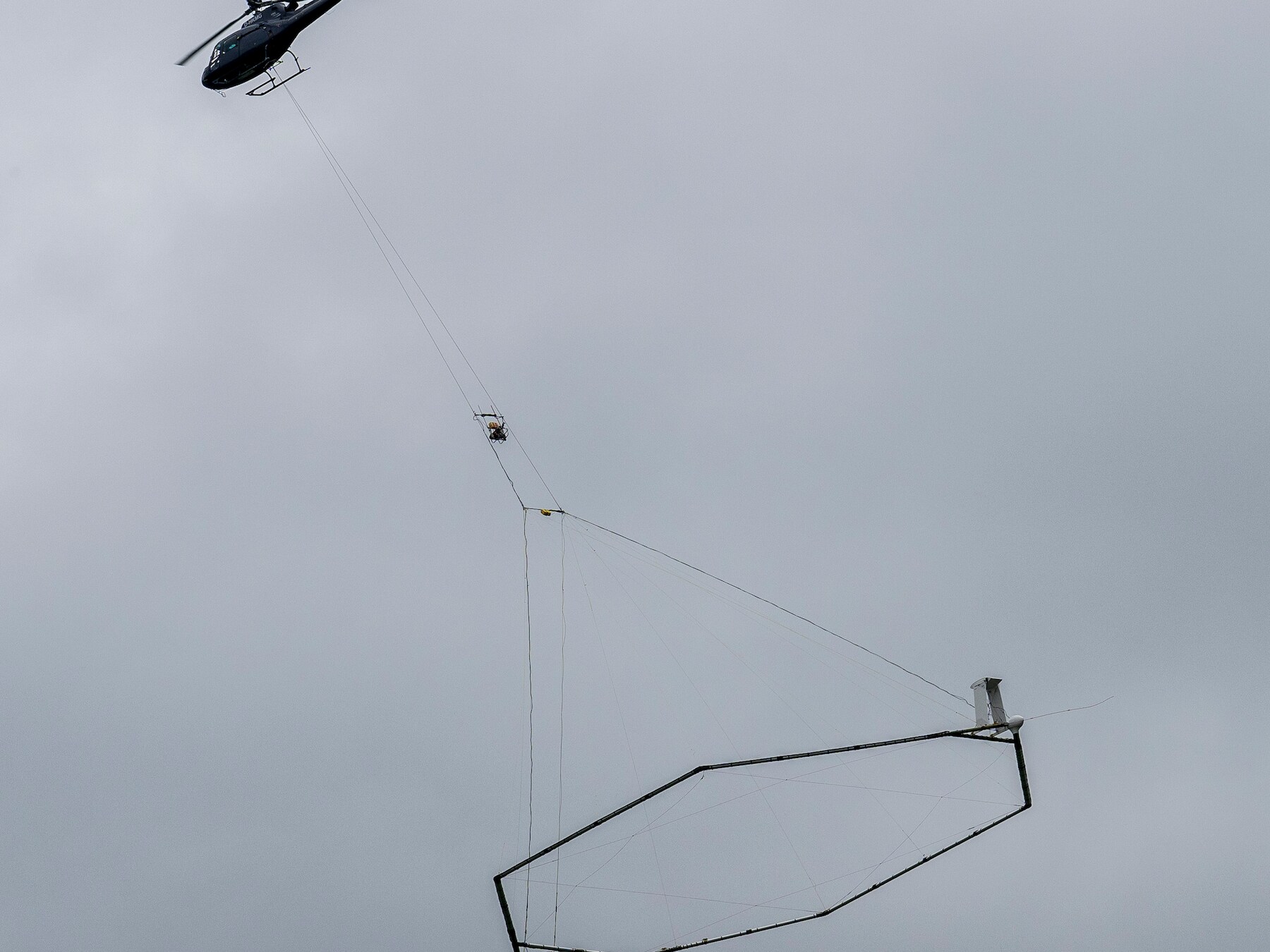 Helikopter boven Brabant meet grondwaterverzilting: belangrijke data voor klimaatmaatregelen