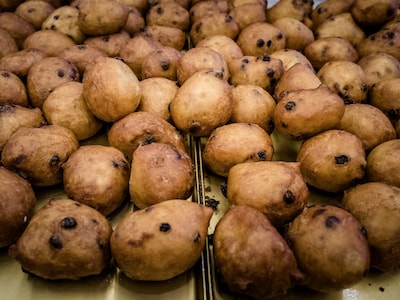 Win borrelplank of feestpakket bij oliebollenactie BC Heeze, gratis bezorging op oudjaar