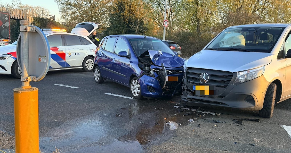 Bestelbus en auto botsen op elkaar in Uden