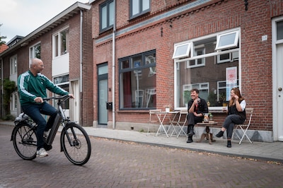 Hoe groot een piepklein café kan zijn, weten ze in deze Tilburgse buurt: ‘Zouden meer mensen moeten doen’