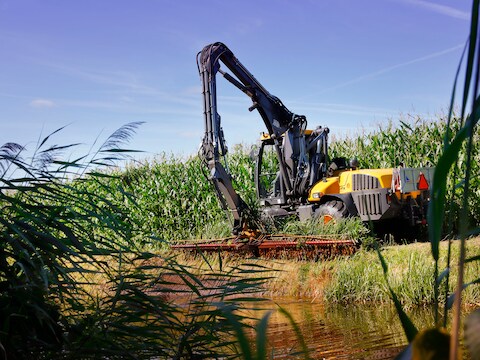Lavrijsen Grondwerken onderhoudt sloten in Reusel