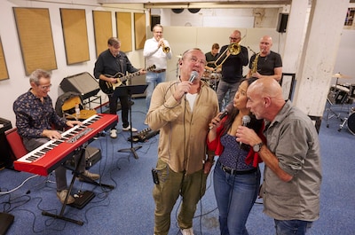Coverband Checkpoint 5.0 maakt debuut: ‘Georganiseerde rotzooi, maar wél vet en swingend’