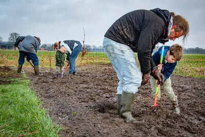 Vrijwilligers planten 2000 boompjes en struiken in Haghorst