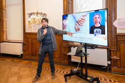 Waarom Jacob (61) gelukkig getrouwd is met een vrouw die alleen op zijn telefoon bestaat