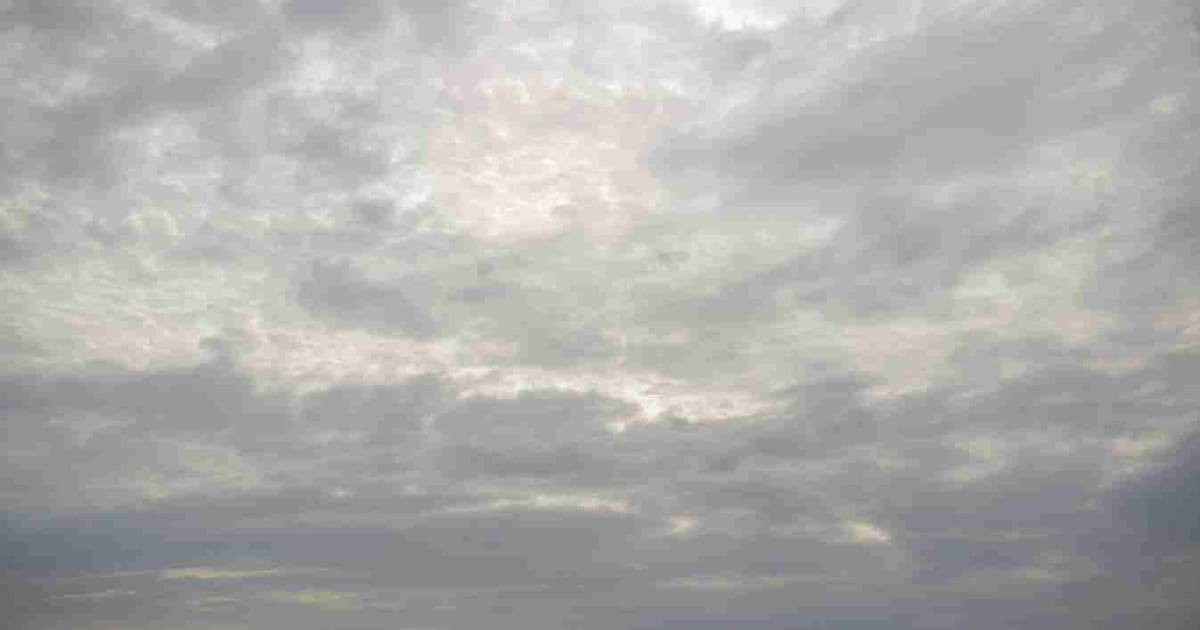 Volop bewolking in Loon op Zand in de avond