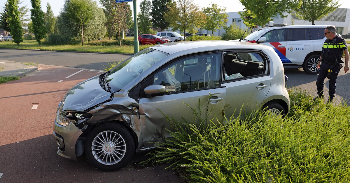 Auto’s vliegen de bosjes in na aanrijding in Waalwijk.