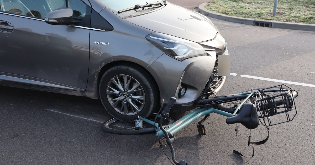 Fietsende scholier aangereden door auto op oversteek in Nieuwkuijk