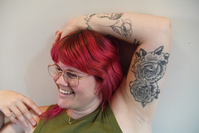 Vera (30) laat alleen tattoo zetten als ze er iets bij voelt, zoals de twee rozen voor haar vader