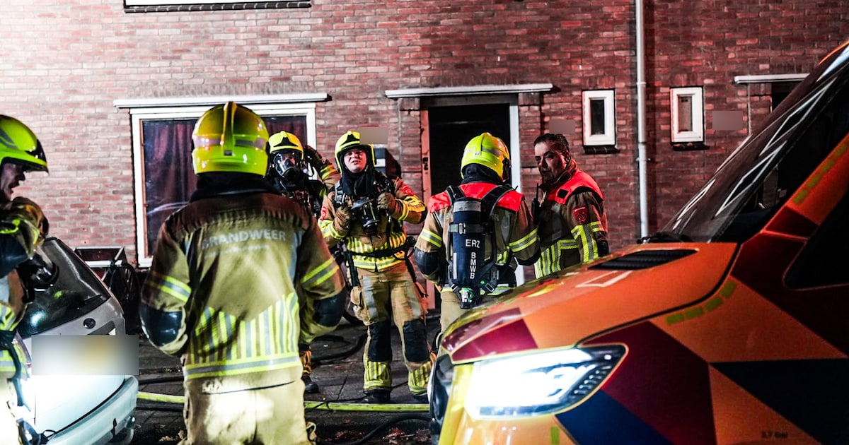 Buurt schrikt wakker van felle brand in Waalwijk: ‘Ik woon hier al 30 jaar, maar heb dit nog niet ee