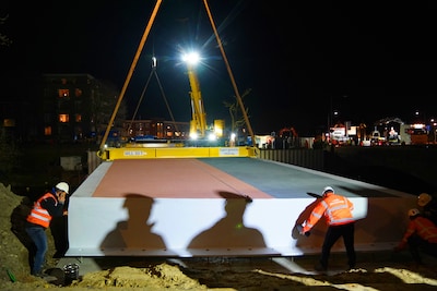 Plaatsen van Bossche brug lokt honderden toeschouwers: ‘Indrukwekkender dan ik dacht’