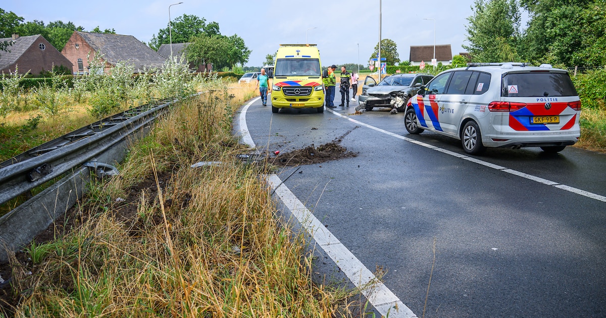Auto vliegt uit de bocht op afrit A58 bij Bavel, bestuurder mogelijk zonder rijbewijs | Foto