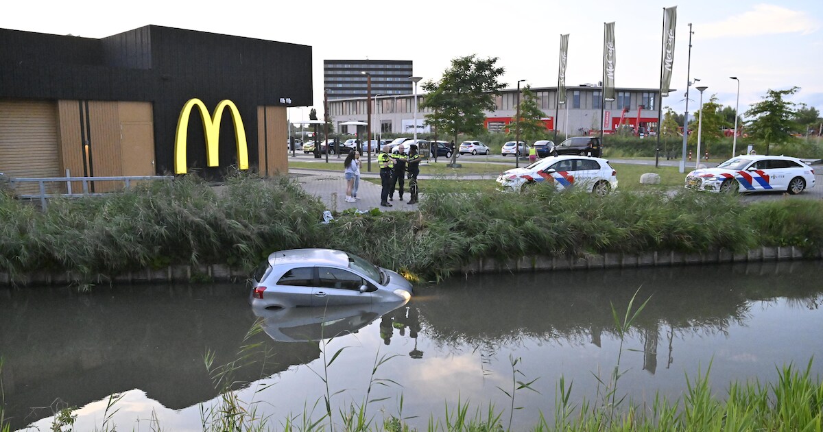 Auto belandt in sloot bij McDrive
