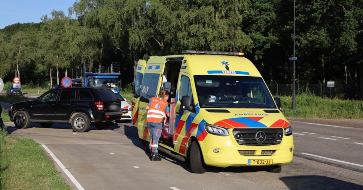 Brommerrijder naar ziekenhuis na botsing met auto in Odiliapeel