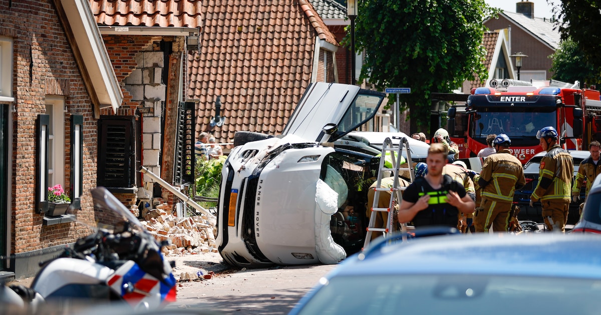 Range Rover vliegt na botsing met Audi tegen woning in Enter, traumaheli landt.