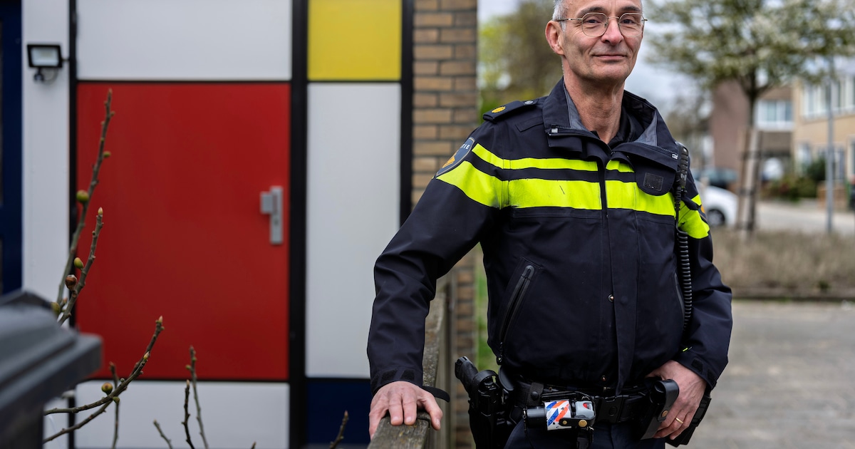Na 25 jaar zorgen voor zijn wijk is wijkagent André diep teleurgesteld in zijn eigen korps: ‘Je word