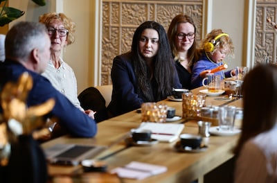 Kamerlid Zalinyan (GL-PvdA) geeft omwonenden van staalslakken hoop: ‘Jullie gezondheid gaat voor’