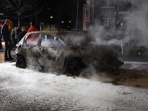 In Veen gaan de afgelopen weken weer autowrakken- en banden in vlammen op.
