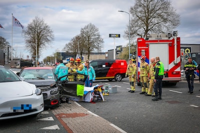 Botsing met drie voertuigen op beruchte kruising in Eindhoven: gewonde vrouw uit auto bevrijd